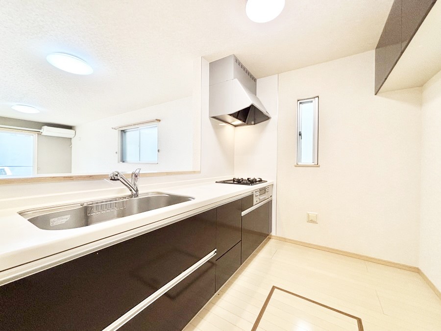 �L�b�`�� ���������Ȃ��炲�Ƒ��Ƃ̉�b���y���߂�ΖʃJ�E���^�[�L�b�`��