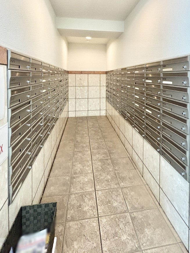 ���̑� �|�X�g�̓G���g�����X���ɂ���̂ŉJ�ɔG�ꂸ�X�ւ��󂯎��܂��ˁI