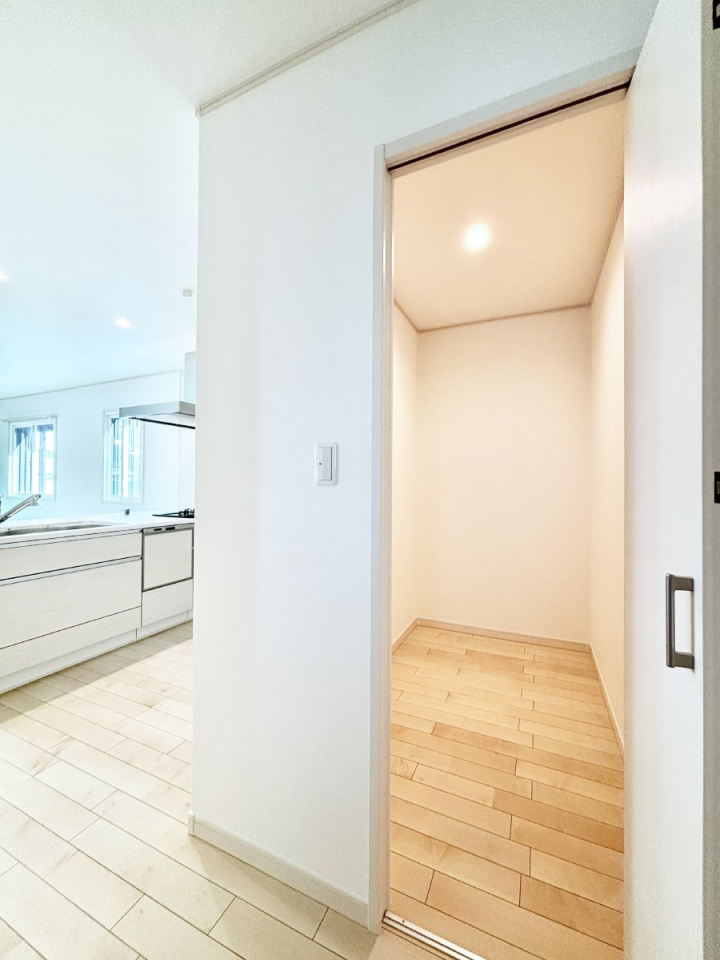 ���[ �L�b�`���ɂ̓p���g���[�I�H�ނ̃X�g�b�N�͂������A���p�i�̎��[�Ȃǎg�����͂��낢��I