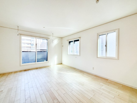 ���r���O ���R������荞�܂�A�Ƒ��c���̏ꏊ�𖾂邭���o