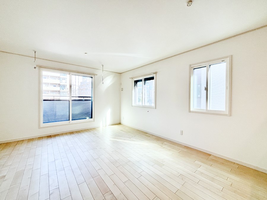 ���r���O ���R������荞�܂�A�Ƒ��c���̏ꏊ�𖾂邭���o