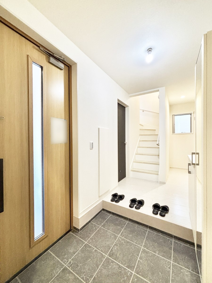 ���� �K���X�X���b�g�̓��������փh�A�������Ɍ���͂��Ă���܂�