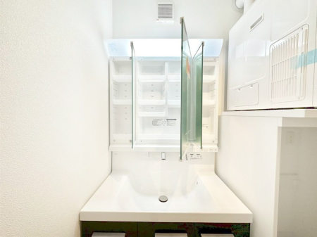 ���̑����� �O�ʋ��̗��ɁA���ϕi��q���p�i�Ȃǂ����[�\�B���ʑ����������ƕۂ��܂��I