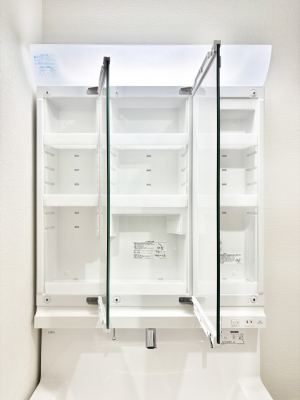 ���ʑ�E���ʏ� �O�ʋ��̗��ɁA���ϕi��q���p�i�Ȃǂ����[�\�B���ʑ����������ƕۂ��܂��I  