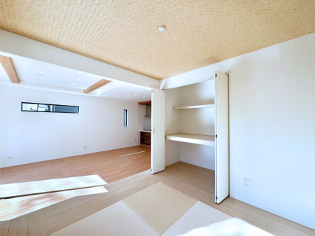 ���̑����� ���r���O�Ɨׂ荇���Ă���a���B�ق��ƈꑧ�ł���a�̋�Ԃ��Y�ꂸ�ɁB 