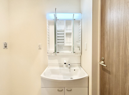 ���ʑ�E���ʏ� �O�ʋ��̗��ɁA���ϕi��q���p�i�Ȃǂ����[�\�B���ʑ����������ƕۂ��܂��I  