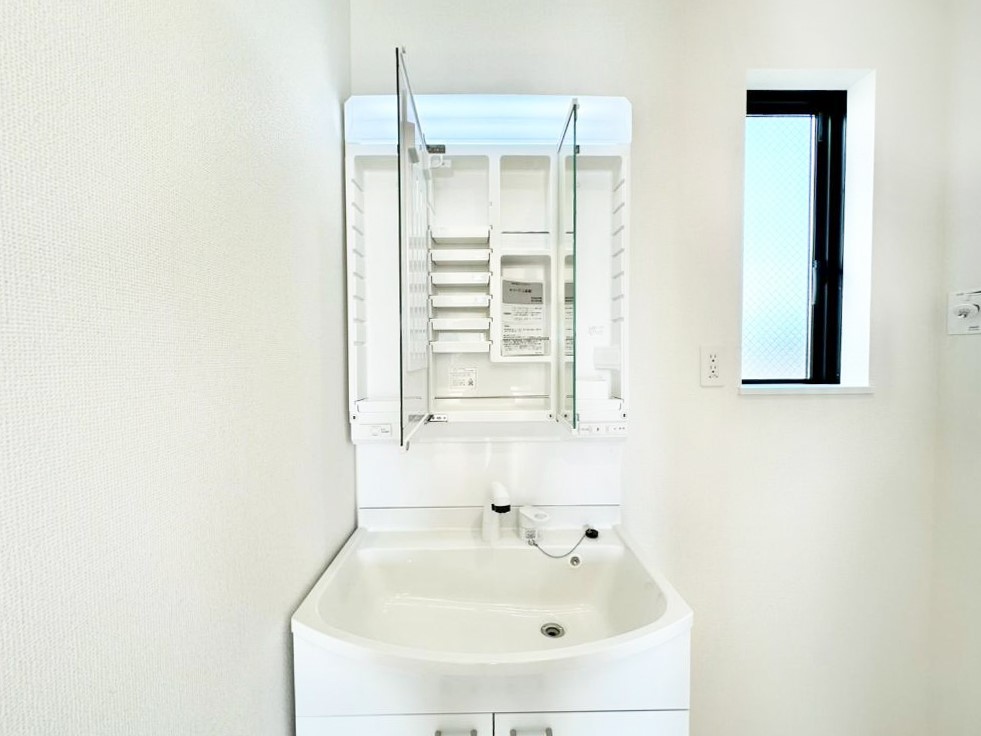 ���ʑ�E���ʏ� �O�ʋ��̗��ɁA���ϕi��q���p�i�Ȃǂ����[�\�B���ʑ����������ƕۂ��܂��I  