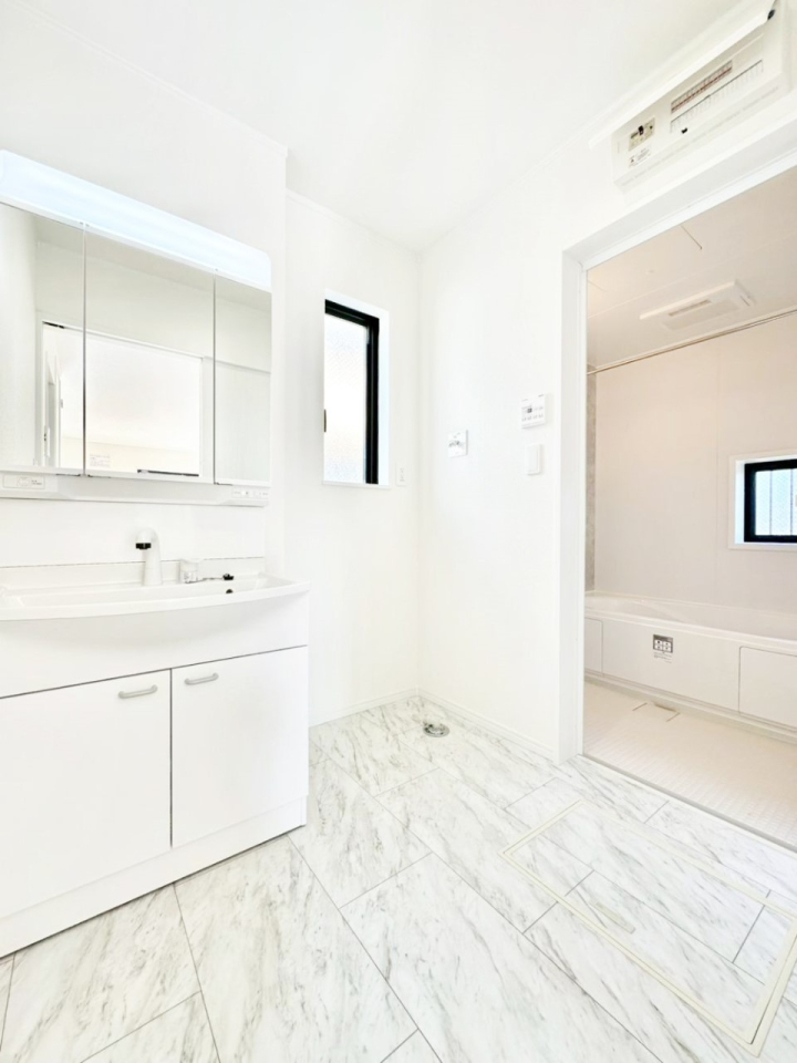 ���̑� ����������z���C�g�J���[����Ƃ��������h���[�X�y�[�X