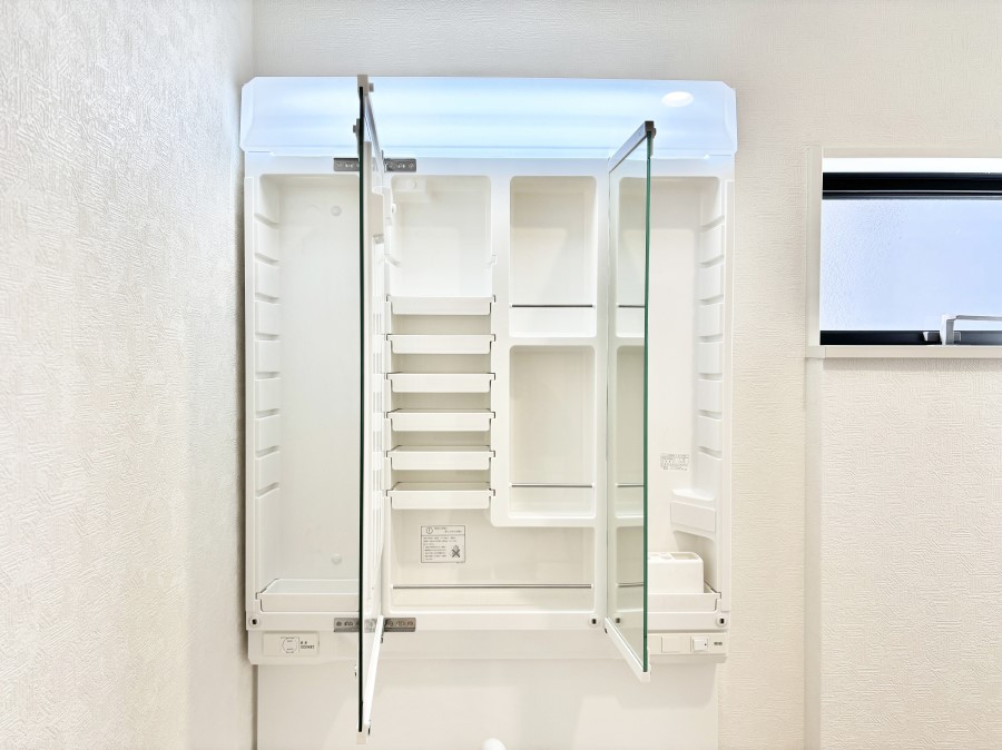 ���ʑ�E���ʏ� �O�ʋ��̗��ɁA���ϕi��q���p�i�Ȃǂ����[�\�B���ʑ����������ƕۂ��܂��I  