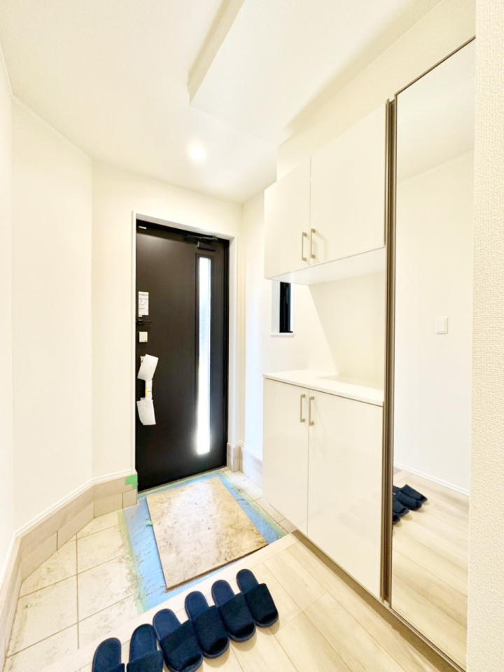 ���� �K���X�X���b�g�̓��������փh�A�������Ɍ���͂��Ă���܂�