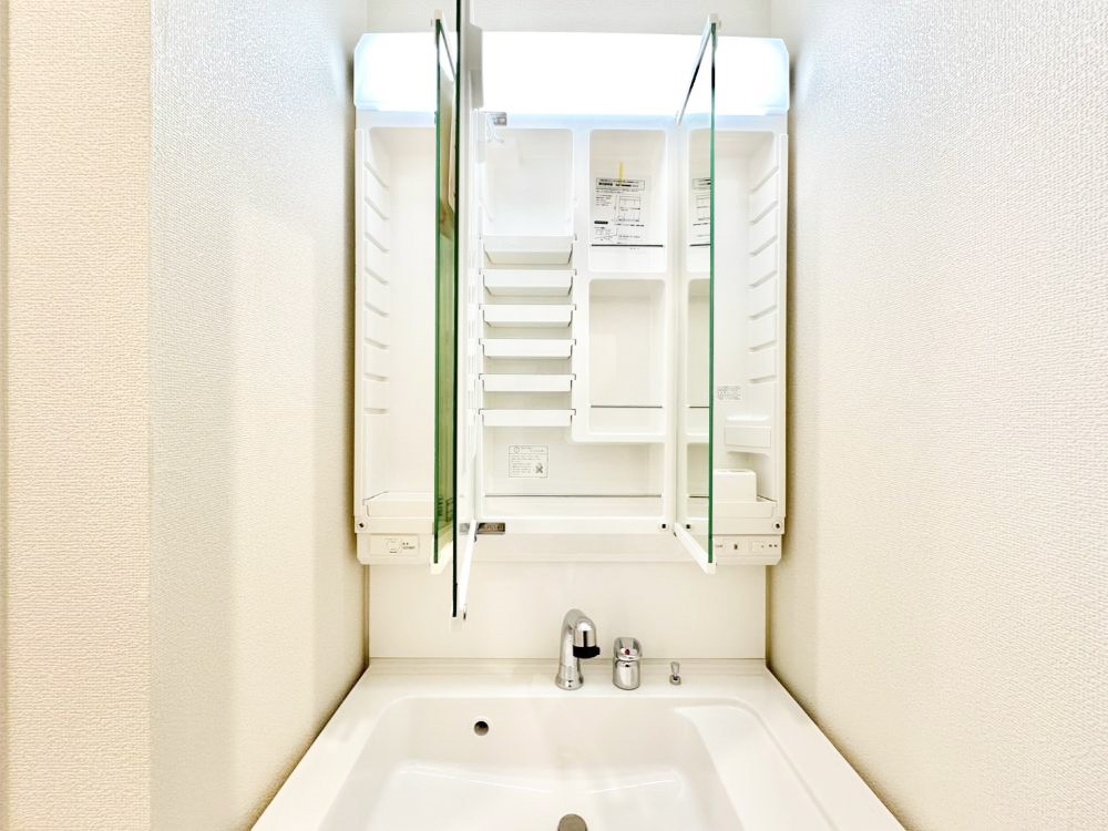 ���̑����� �O�ʋ��̗��ɁA���ϕi��q���p�i�Ȃǂ����[�\�B���ʑ����������ƕۂ��܂��I