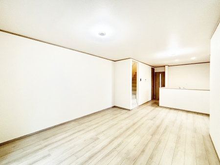 ���r���O �Ƒ��̘a�₩�ȉ�b���������Ă������B�J�����̂��郊�r���O�ł��B