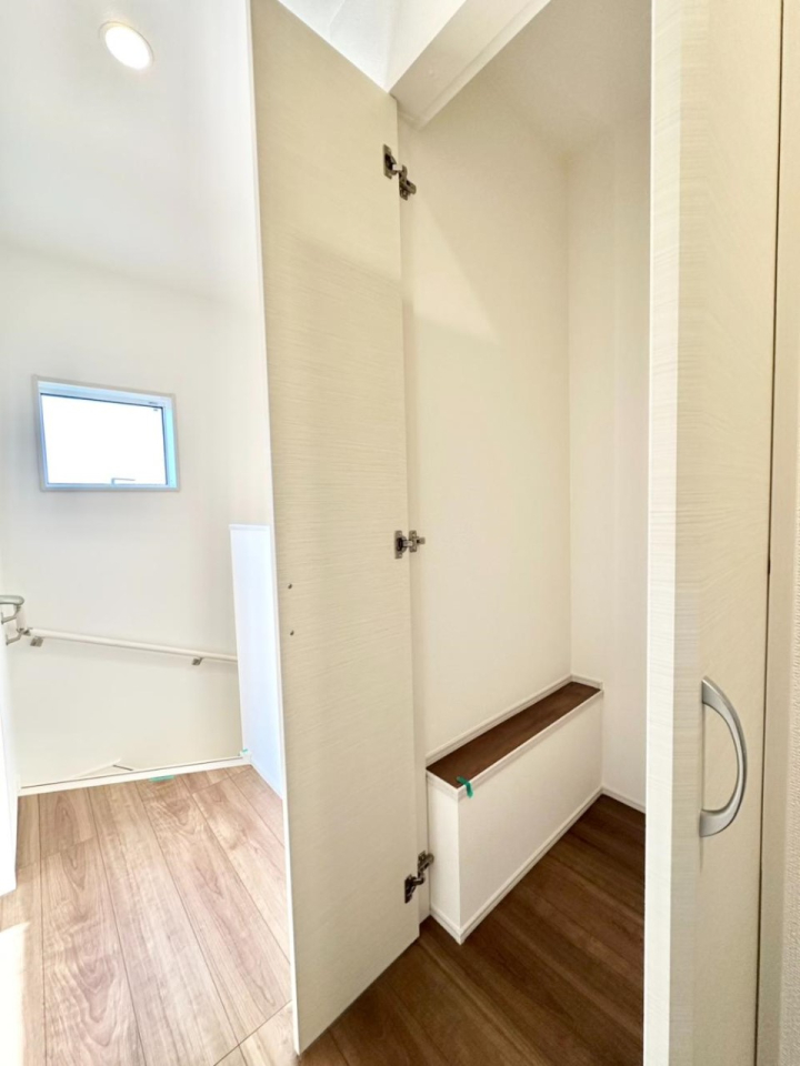 ���[ 2�K�L�����[�ɂ͑|���p�i����p�i�̃X�g�b�N�Ȃǂ����[�ł��܂��B