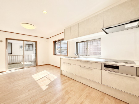 ���r���O ���R������荞�܂�A�Ƒ��c���̏ꏊ�𖾂邭���o