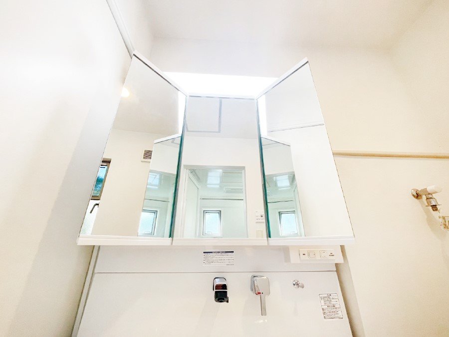 ���̑����� �O�ʋ��̗��ɁA���ϕi��q���p�i�Ȃǂ����[�\�B���ʑ����������ƕۂ��܂��I