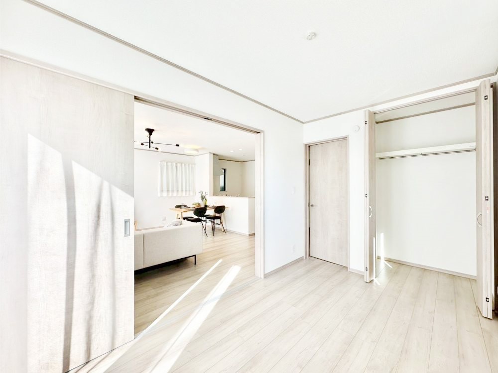 ���̑����� ���r���O�ɗאڂ����m���B�����˂��J������ƃ��r���O�ƌq����e���̋�Ԃɕϐg�I