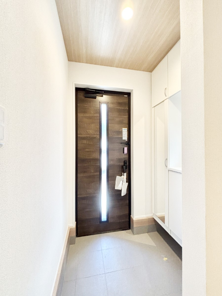 ���� �K���X�X���b�g�̓��������փh�A�������Ɍ���͂��Ă���܂�