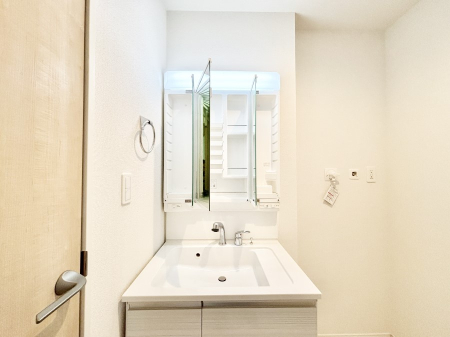 ���̑����� �O�ʋ��̗��ɁA���ϕi��q���p�i�Ȃǂ����[�\�B���ʑ����������ƕۂ��܂��I