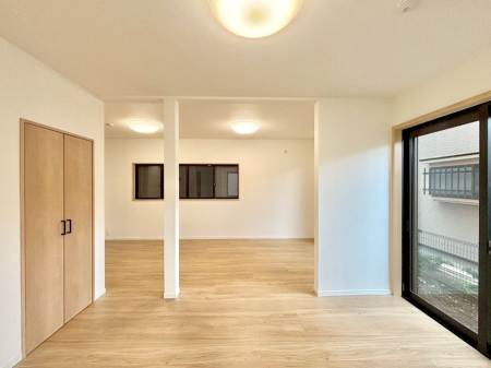 ̑ Ƒ̏Ί炪RƐ܂ĂAȕ͋C̃_CjOɎdオĂ܂B