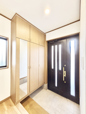 ���� �K���X�X���b�g�̓��������փh�A�������Ɍ���͂��Ă���܂�