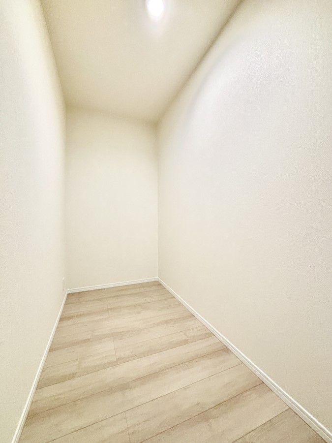 ���[ ���p�i��H�i�̃X�g�b�N�ȂǃX�b�L�����[�ł���p���g���[�t���ł��B�@