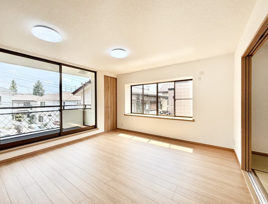 ̑ Ƒ̏Ί炪RƐ܂ĂAȕ͋C̃_CjOɎdオĂ܂B