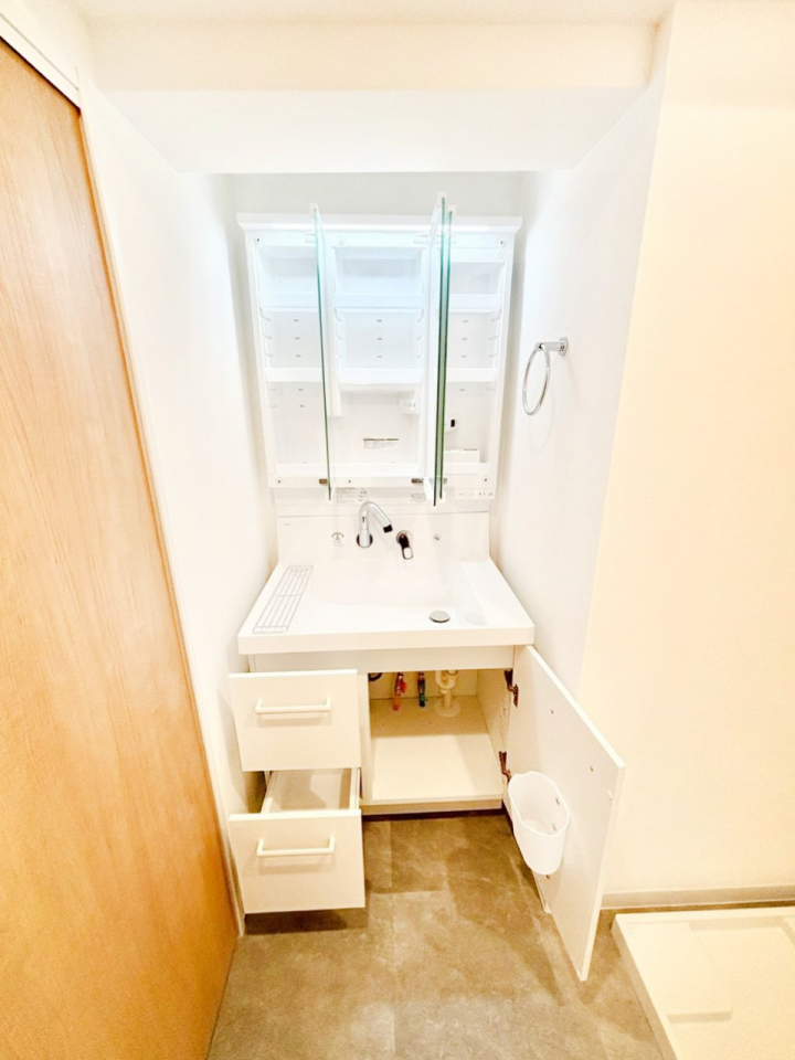 ���̑����� �O�ʋ��̗��ɁA���ϕi��q���p�i�Ȃǂ����[�\�B���ʑ����������ƕۂ��܂��I