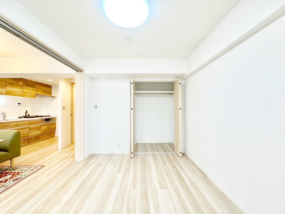 ���̑����� ���r���O�ɗאڂ����m���B�����˂��J������ƃ��r���O�ƌq����e���̋�Ԃɕϐg�I