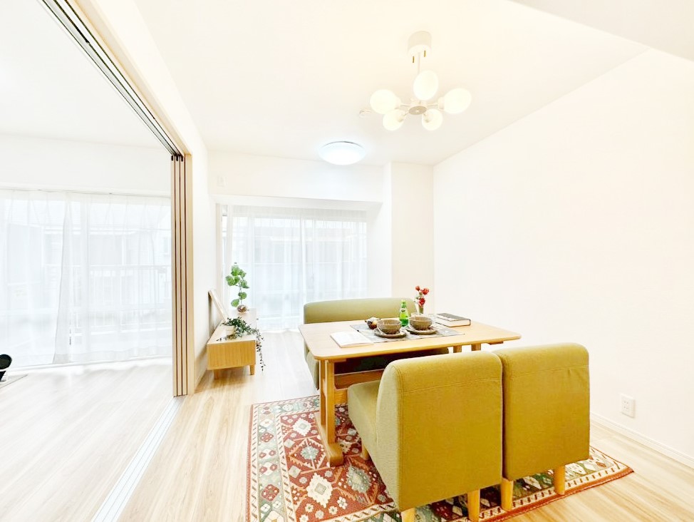 ���r���O ���邢�z���������A�����̕��͋C�ɖ�������郊�r���O�_�C�j���O   