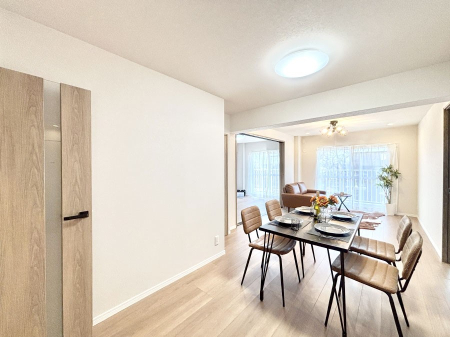 ���r���O ���R������荞�܂�A�Ƒ��c���̏ꏊ�𖾂邭���o