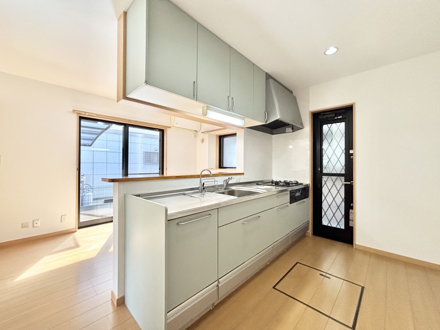 �L�b�`�� ������̂��閾�邢�L�b�`���B�S�~�̂ď�����O�ɂ��邱�Ƃ��ł��A���C�ɂ��𗧂��܂��B   