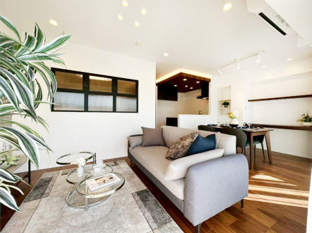 ���r���O ���R������荞�܂�A�Ƒ��c���̏ꏊ�𖾂邭���o