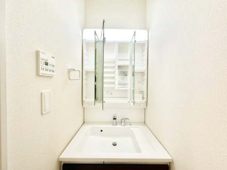 ���̑����� �O�ʋ��̗��ɁA���ϕi��q���p�i�Ȃǂ����[�\�B���ʑ����������ƕۂ��܂��I