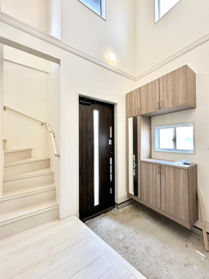 ���� ���֏㕔�ɂ͐��������̗p�I���邢�z�����~�蒍�����ւł��B