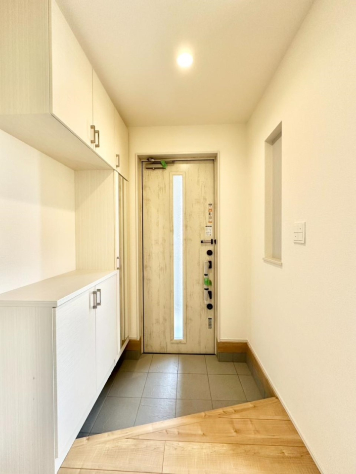 ���� �K���X�X���b�g�̓��������փh�A�������Ɍ���͂��Ă���܂�