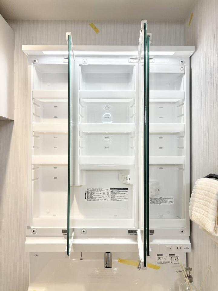 ���̑����� �O�ʋ��̗��ɁA���ϕi��q���p�i�Ȃǂ����[�\�B���ʑ����������ƕۂ��܂��I