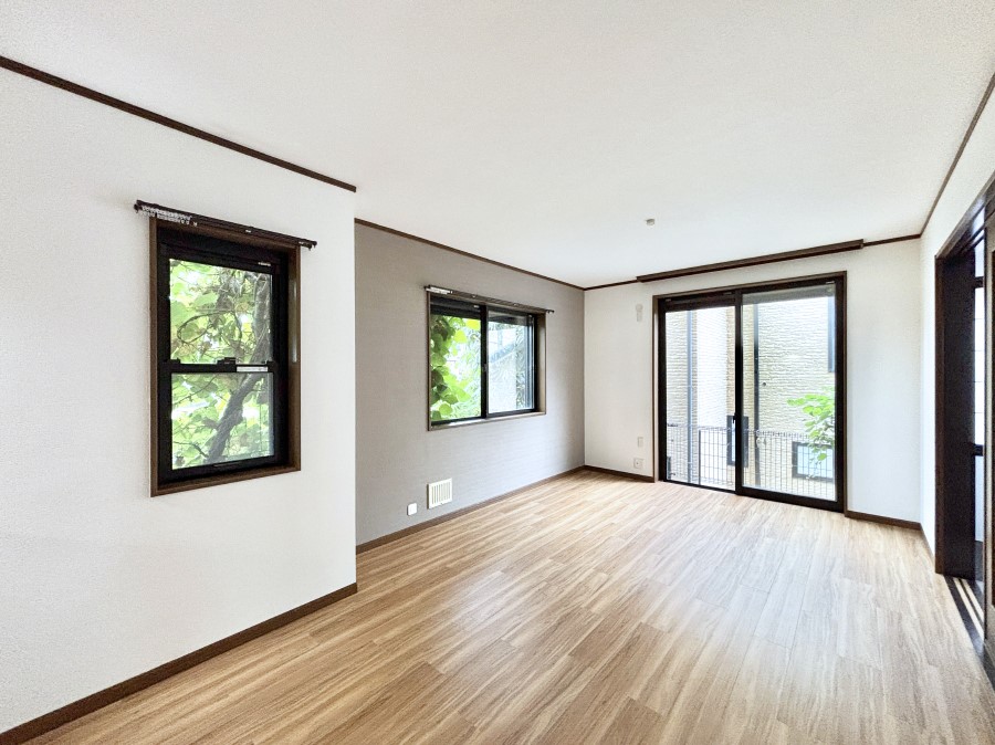 ̑ Ƒ̏Ί炪RƐ܂ĂAȕ͋C̃_CjOɎdオĂ܂ 