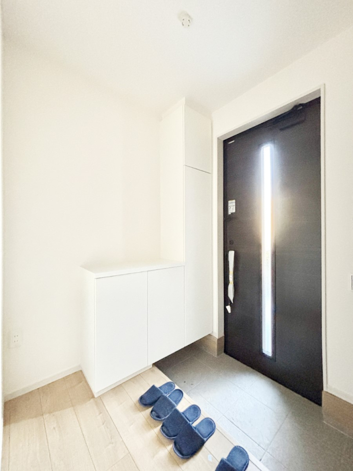 ���� �K���X�X���b�g�̓��������փh�A�������Ɍ���͂��Ă���܂�