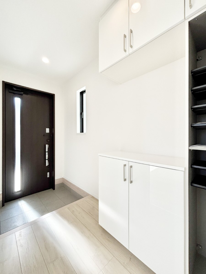 ���� �K���X�X���b�g�̓��������փh�A�������Ɍ���͂��Ă���܂�