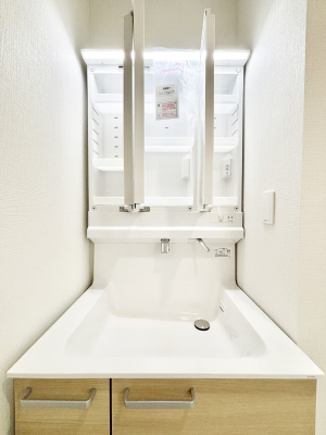 ���̑����� �O�ʋ��̗��ɁA���ϕi��q���p�i�Ȃǂ����[�\�B���ʑ����������ƕۂ��܂��I