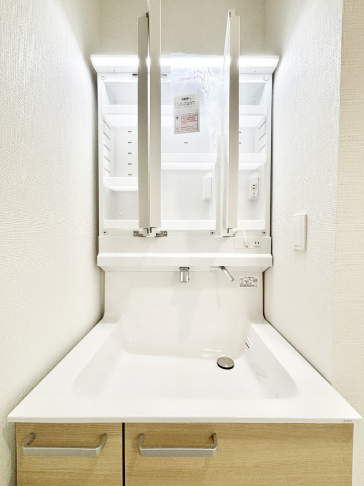 ���̑����� �O�ʋ��̗��ɁA���ϕi��q���p�i�Ȃǂ����[�\�B���ʑ����������ƕۂ��܂��I