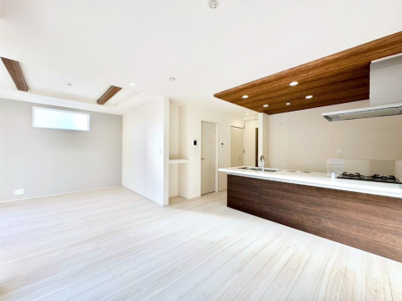 ���r���O �܏�V��͗��̓I�ȉ��s��������̂ŁA�V�䂪�L�������ĊJ���I�ȋ�Ԃ����o�ł��܂��B