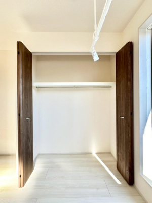 ���[ �m���̃N���[�[�b�g�B���s��������̂Ō���̈ߗނ�����������܂�܂��B