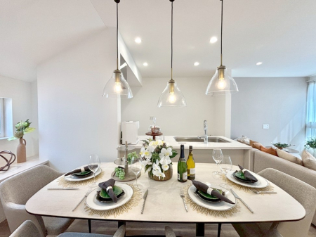 ̑ Ƒ̏Ί炪RƐ܂ĂAȕ͋C̃_CjOɎdオĂ܂ 