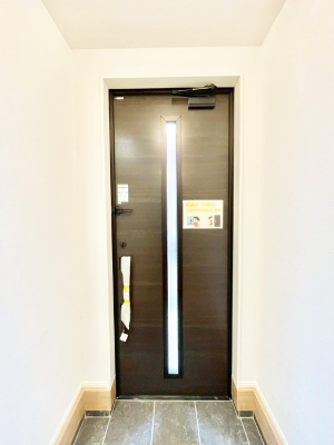 ���� �K���X�X���b�g�̓��������փh�A�������Ɍ���͂��Ă���܂�