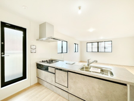 �L�b�`�� ���r���O�ŗV�Ԃ��q�l�������Ȃ��炨�������ł���ΖʃL�b�`��