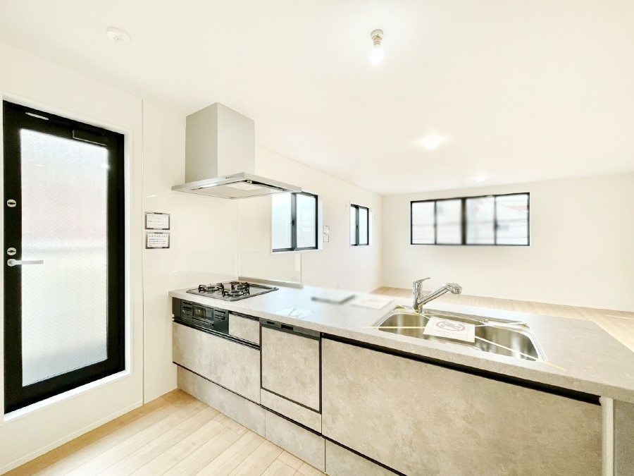 �L�b�`�� ���r���O�ŗV�Ԃ��q�l�������Ȃ��炨�������ł���ΖʃL�b�`��