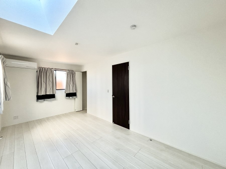 ���̑����� �g�b�v���C�g�t�̗m���B���R�̌���������āA�����̂قƂ�ǂ𖾂邭�߂����܂��B  