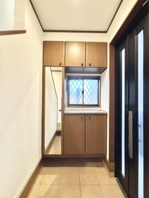 ���� �K���X�X���b�g�̓��������փh�A�������Ɍ���͂��Ă���܂��@