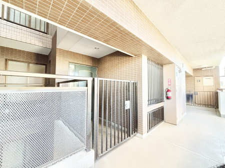  փhȂOŋ؂ꂽ|[`BvCoV[ĖhƖʂSłB